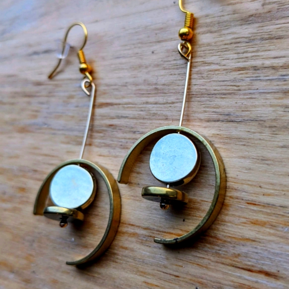 Semicircle-Framed Reishi Bead Earrings